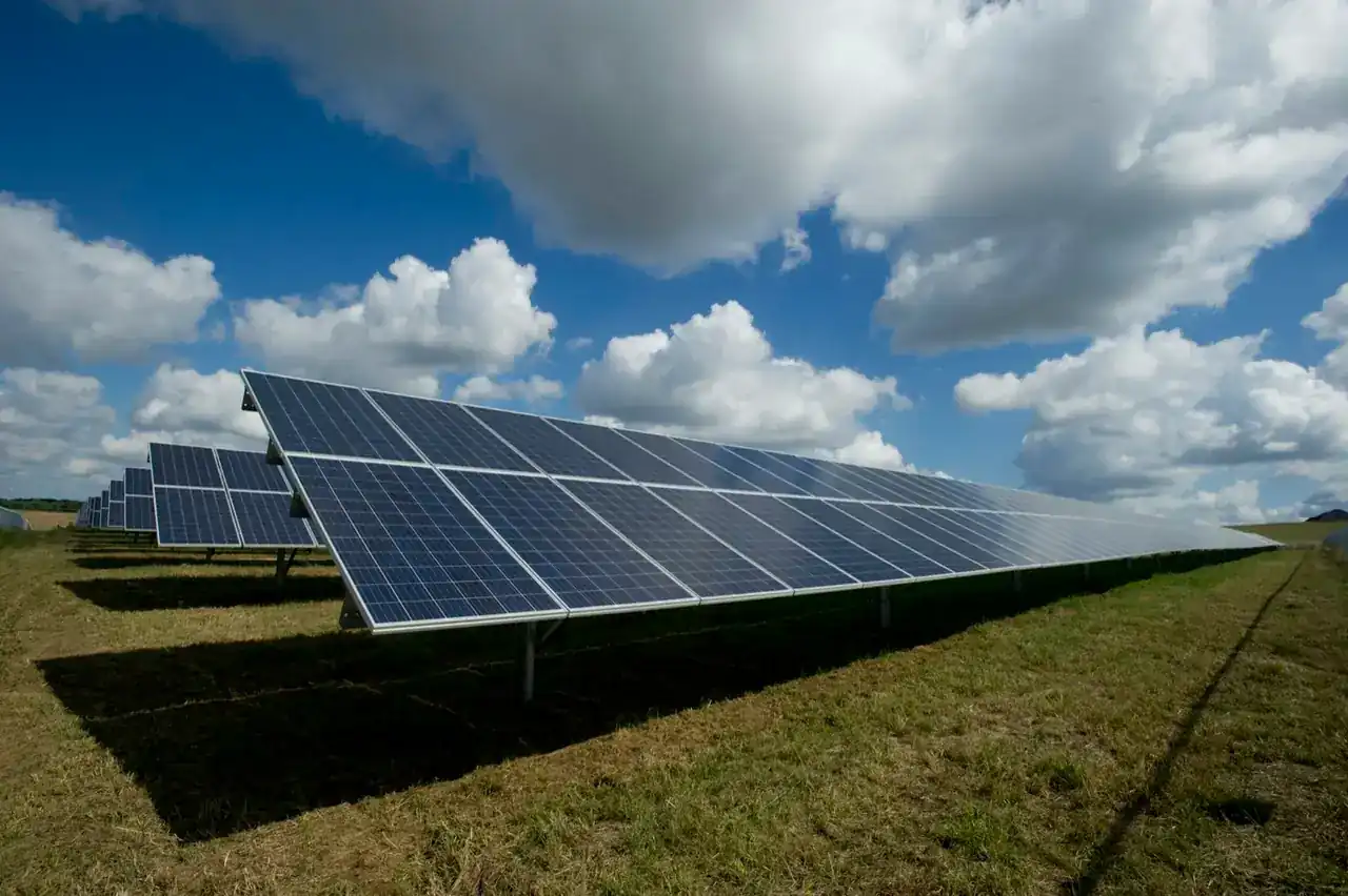 Maison avec panneaux solaires dans un paysage vert de Loire-Atlantique